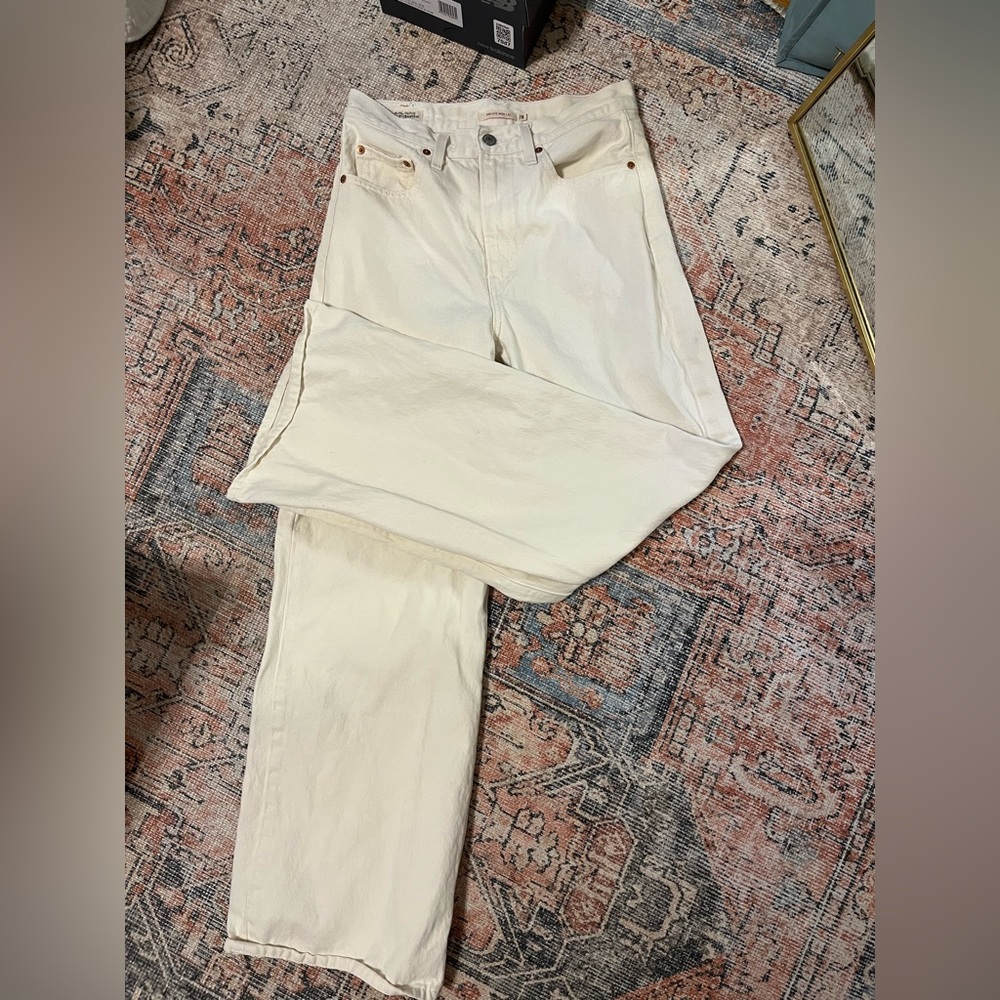Levi’s ribcage wide leg women’s jean. Ivory color.